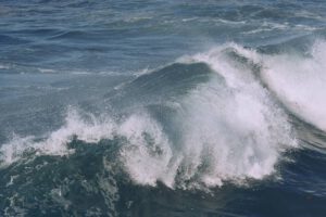 Schmuckbild Wellen zum Blogartikel Trauer: verläuft in Wellen statt Phasen