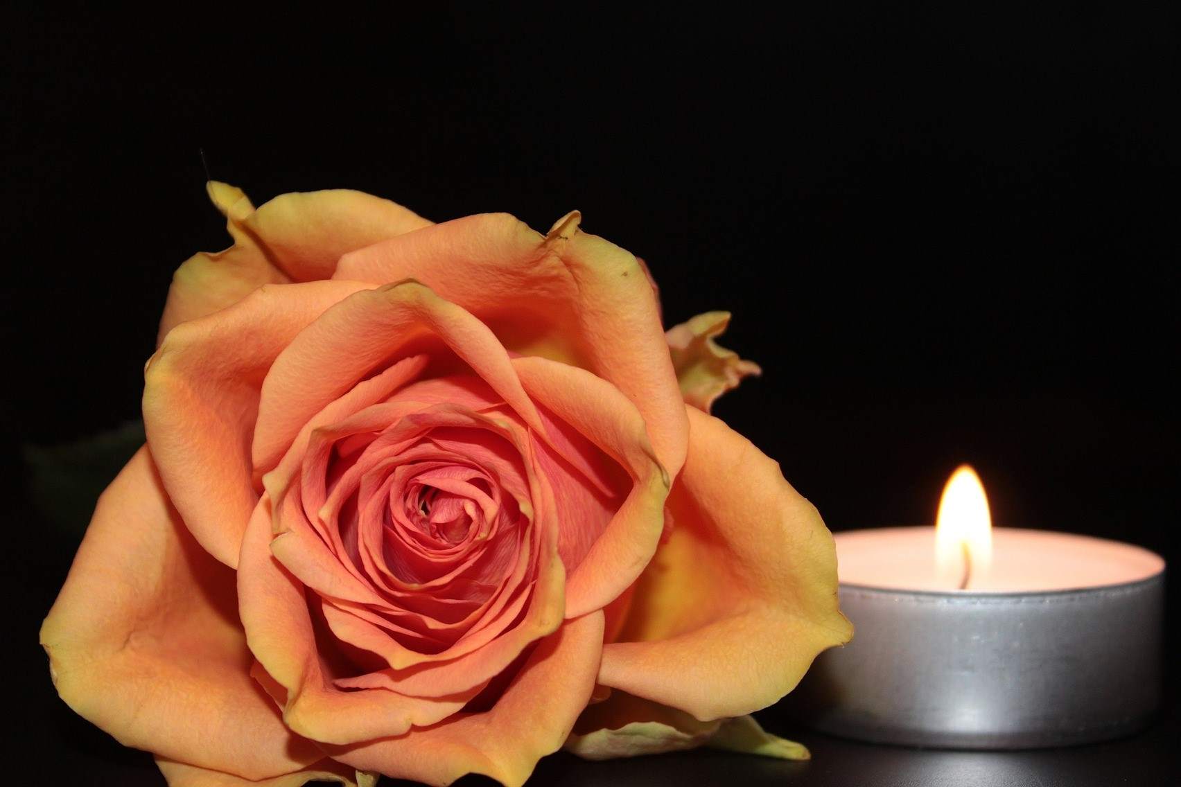 Trauer am Arbeitsplatz: wenn Kollege trauert: Bild mit Rose und Kerze
