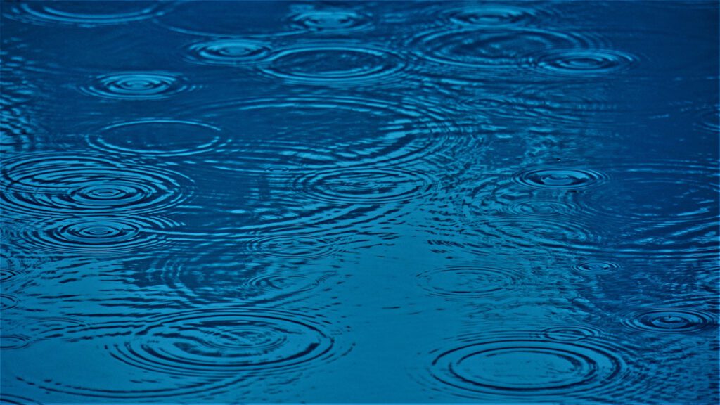 Regentropen auf Wasser Schmuckbild konzentrische Kreise