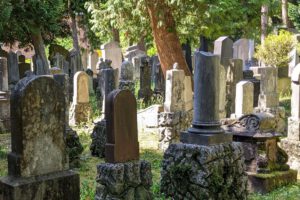 Gräber auf dem Alten Jüdischen Friedhof München. Rechts im Bild ein Kindergrab, symbolisiert durch abgebrochene Stele.